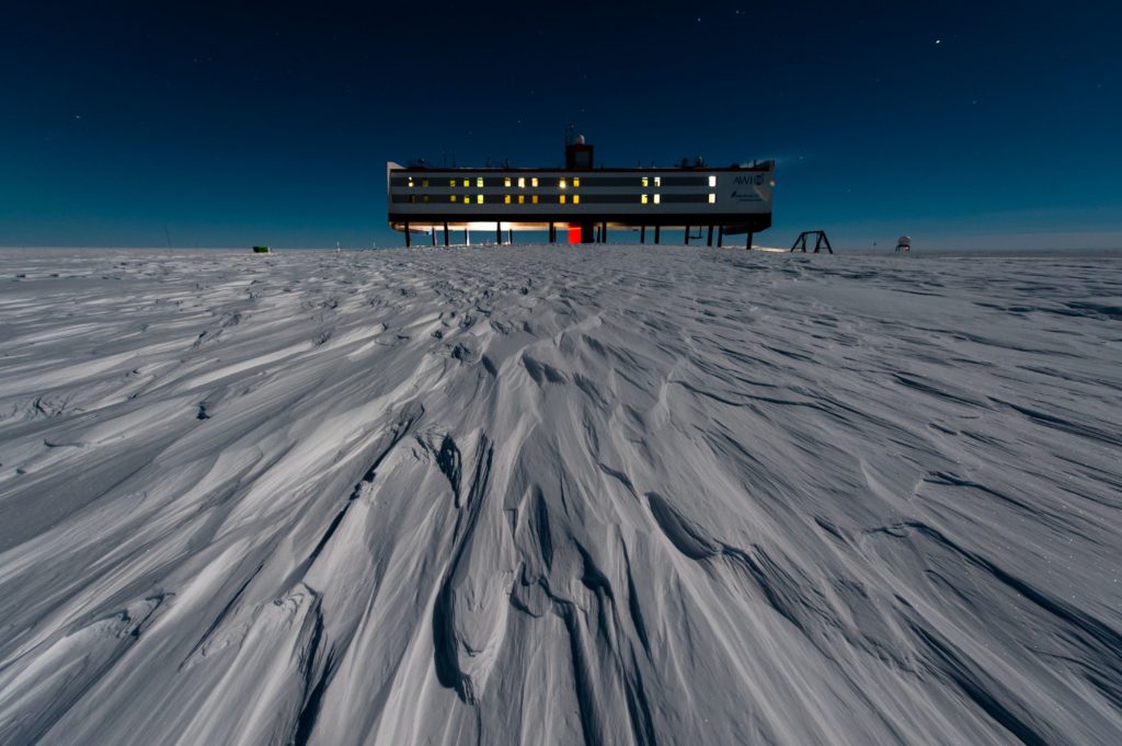 Die deutsche Antarktis-Forschungsstation Neumayer-Station III, Aufnahme bei Nacht, Dunkelheit