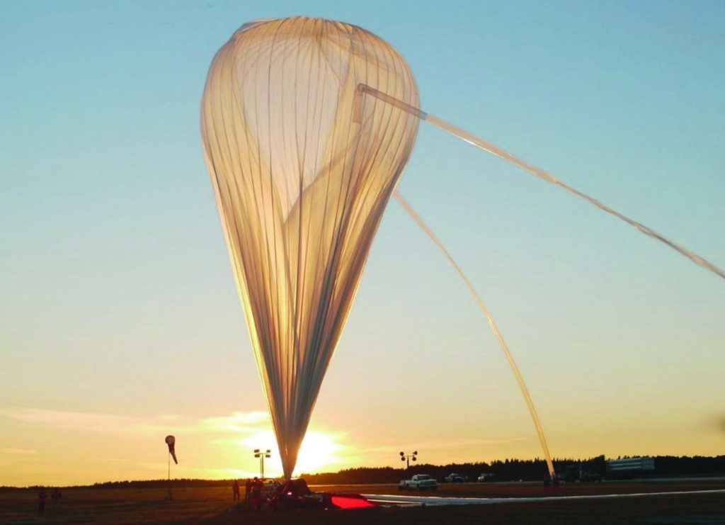 Ballon des KIT kurz vor dem Start: Links der Hauptballon (400.000 Kubikmeter Volumen), rechts die Hilfsballons mit der startklaren Nutzlast. Bei der Messkampagne sollen Substanzen in der Stratosphäre gemessen werden.
