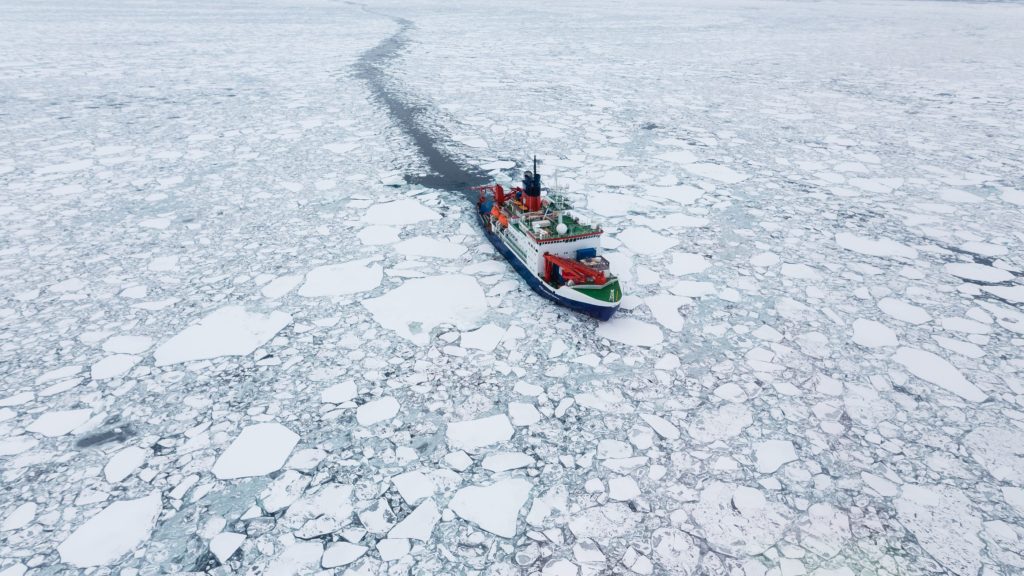 Forschungsschiff Polarstern im arktischen Eis